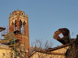 Das Dach des Kirchturms an ungewöhnlicher Stelle