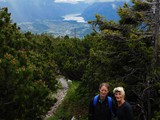 Im Hintergrund der Hallstätter See